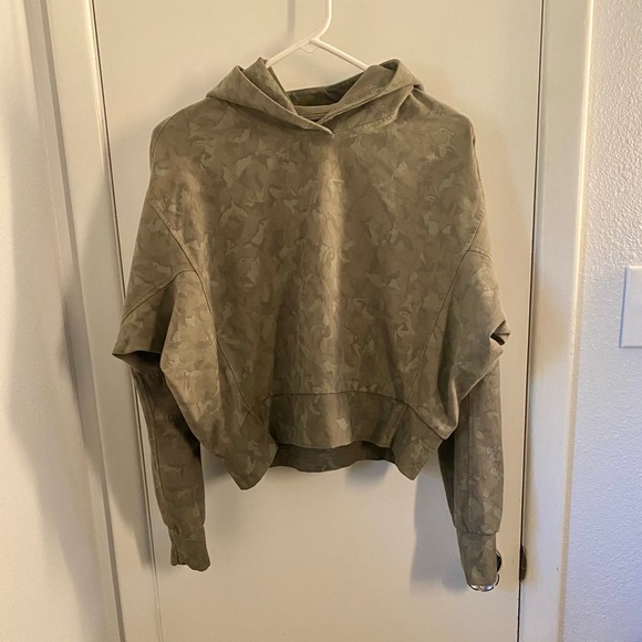 Athleta cropped camo hoodie, NWOT (S) - Picture 3 of 10